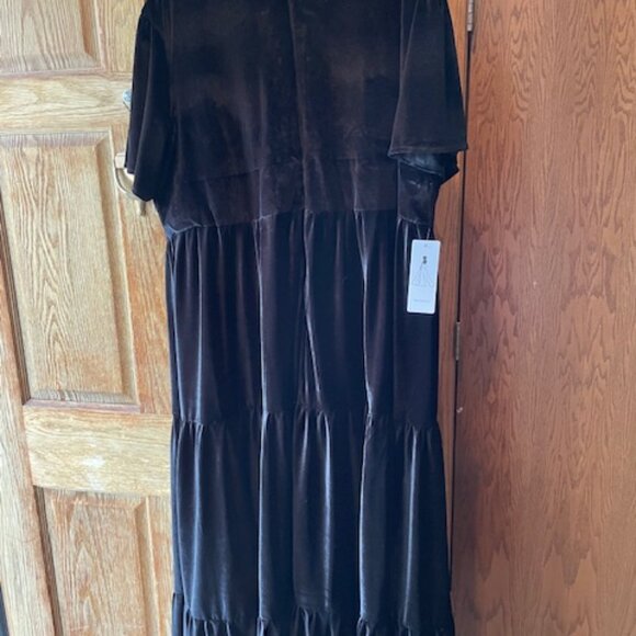 Black Velvet 28W Plus Formal Dress with Sleeves Long Layered Fall Wedding - Picture 3 of 4